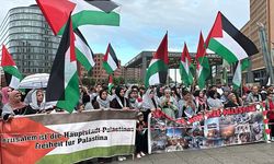 Berlin Potsdamer Meydanı'nda Filistin gösterisi