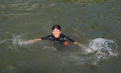 Paris Belediye Başkanı olimpiyatlar için Sen Nehri'nde yüzdü