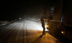 Ardahan'da kar ve buzlanma nedeniyle tırlar yolda kaldı