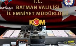 Batman'da ehliyet sınavına girenlere kurduğu düzenekle kopya veren şüpheli tutuklandı