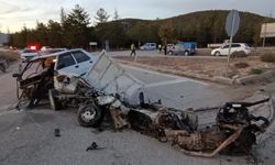 Burdur'da iki otomobilin çarpıştığı kazada 6 kişi yaralandı