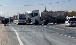 Elazığ'da halk otobüsü ile silobas dorse takılı tırın çarpışması sonucu 6 kişi yaralandı