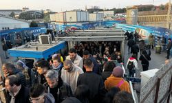 İstanbul'da bazı metrobüs duraklarında yolcu yoğunluğu