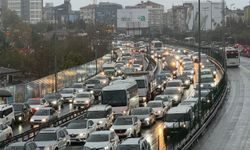 İstanbul'da haftanın son mesai gününde trafik yoğunluğu yaşanıyor