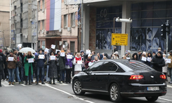 Sırbistan'da tren istasyonunda ölen 15 kişi anısına 15 dakikalığına trafik durdu