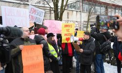 Bosna Hersekli öğrencilerden, Sırbistan'da tren istasyonundaki olayı protesto eden Sırp öğrencilere destek