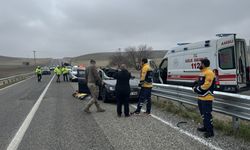 Diyarbakır'da seyir halindeki tırdan fırlayan lastiğin çarptığı otomobildeki yolcu öldü