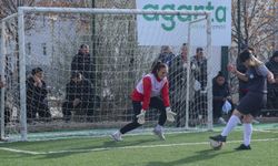 Gözlerini bağlayan kadın futbolcular görme engelli meslektaşlarıyla maç yaptı