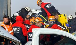 GÜNCELLEME 2 - Van'da iki ayrı zincirleme trafik kazasında 1 kişi öldü, 51 kişi yaralandı