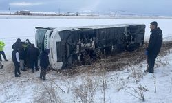 GÜNCELLEME - Kars'ta yolcu otobüsü devrildi, 15 kişi yaralandı