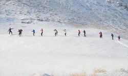 Hakkari'de milli takıma girme hayali kuran kayak sporcuları, çalışmalarını sürdürüyor