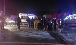 İzmir'de çarpışan iki otomobilden birinin sürücüsü öldü