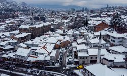 Kar yağışıyla beyaza bürünen Saraybosna dronla havadan görüntülendi