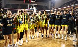 ANKARA - Fenerbahçe Opet Kadın Basketbol Takımı, kupasını düzenlenen törenle aldı