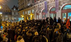 Paris'te evsiz göçmenler belediye binasının önünde gösteri düzenledi