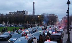 Taksiciler, Paris'te Fransa Ulusal Meclisi önünde