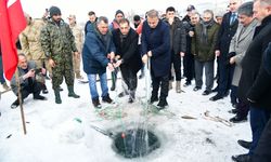 Buzla kaplı Çıldır Gölü'nde fotoğraf sergisi düzenlendi