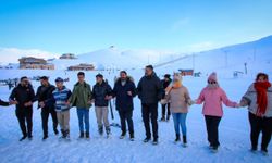 Hakkari Valisi Çelik, Mergabütan Kayak Merkezi'nde incelemede bulundu