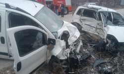 Isparta'da kamyonet ile otomobilin  çarpıştığı kazada 1 kişi öldü, 1 kişi yaralandı