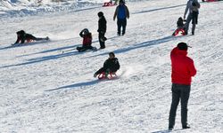 Palandöken ve Sarıkamış'taki pistler yeni yılın ilk gününde kayakseverlerle doldu