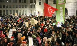 Avusturya’da binlerce gösterici, iktidar ortağı olması beklenen aşırı sağcı FPÖ'yü protesto etti