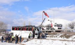 GÜNCELLEME - Afyonkarahisar'da yolcu otobüsü şarampole devrildi, 1 kişi öldü, 25 kişi yaralandı