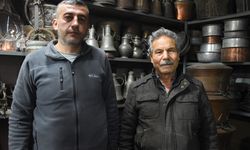 Kalaycı Yusuf usta mesleğini vefat eden ortağının oğluna öğretiyor