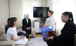 Bakan Göktaş'tan, kimsesiz çocuklara 40 yıldır annelik yapan Nimet Gürel'e ziyaret