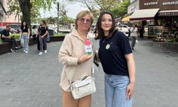 Balıkesir'de Yeşilay gönüllüsü çocuklar, annelere kendi yaptıkları çiçekleri hediye etti
