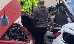 Bilecik’te polis yolda kalan bir kişinin aracına akü takviyesi yaptı