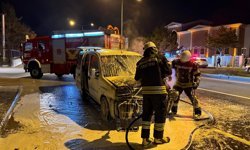 Erzurum'da seyir halindeki hafif ticari araçta çıkan yangın söndürüldü