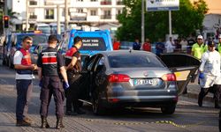 GÜNCELLEME 2 - İzmir'de seyir halindeki otomobile silahlı saldırıda 3 kişi öldü, 3 kişi yaralandı