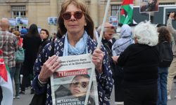 Paris'te göstericiler, İsrailli şarkıcı Golan'ın Fransa konserinin iptal edilmesini istedi