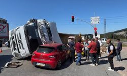 Sultanbeyli'de kamyonun otomobilin üzerine devrilmesi kamerada