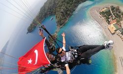 Türk bayraklarıyla Fethiye'de öğrencilerden yamaç paraşütü