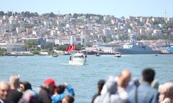 SAMSUN - Türk bayrakları ve Atatürk posterleriyle süslenen gemilerle geçit töreni yapıldı