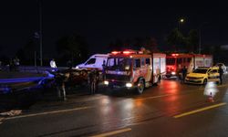 Bayrampaşa'da bariyerlere saplanan otomobilin sürücüsü yaralandı