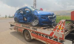 Bitlis'te otomobil ile hafif ticari araç çarpıştı, 2 kişi öldü, 1 kişi yaralandı