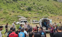 Hakkari'de dağlık alanda düşüp yaralanan kişi ekiplerce hastaneye ulaştırıldı