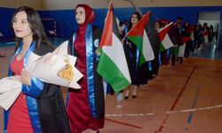 Kars'ta üniversite öğrencileri mezuniyet törenine Türkiye ve Filistin bayraklarıyla geldi