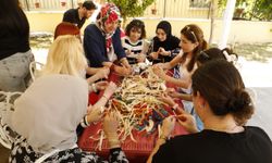 Samsun Kültür Yolu Festivali'nde katılımcılar el sanatlarını deneyimliyor