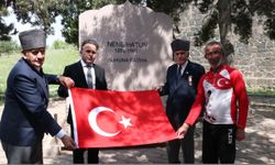 Şehitler için gazeteci Hasan Tahsin'in mezarından Nene Hatun'un kabrine kadar pedal çevirdi