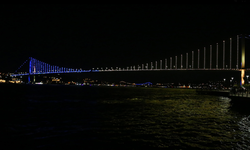 İstanbul'da köprüler sarı lacivertli renklerle ışıklandırıldı
