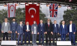 Luton Türk Festivali’nde barış güvercinleri gökyüzünde