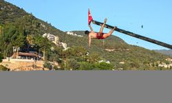 Antalya'da yağlı direkten bayrak kapma yarışması yapıldı