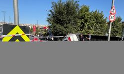 Bahçelievler'de otomobil park halindeki araca ve motosiklete çarptı, 1 kişi yaralandı