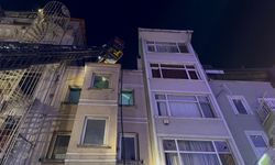Beyoğlu'nda eğlence mekanının çatısında çıkan yangın söndürüldü