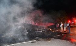 Bilecik'te seyir halindeki traktörün römorkundaki saman balyaları yandı