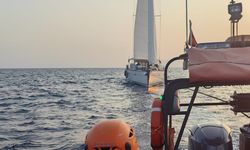 Fethiye açıklarında sürüklenen teknedeki 2 kişi kurtarıldı