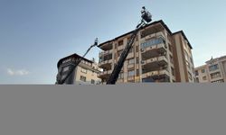 Gaziantep'te apartmanın çatısı yangında hasar gördü